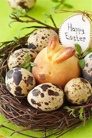 simsearch:400-07578061,k - Sweet Easter bunny bun and quail eggs in a nest. Foto de stock - Royalty-Free Super Valor e Assinatura, Número: 400-06525454