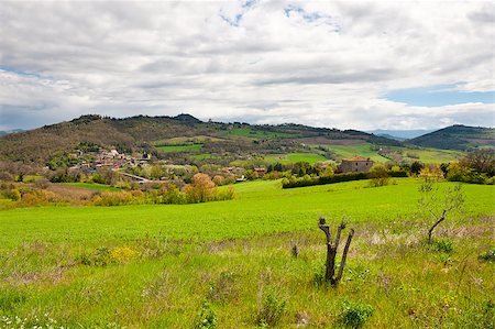 simsearch:400-06694787,k - Small City on the Slopes of the Apennines, Italy Photographie de stock - Aubaine LD & Abonnement, Code: 400-06529874