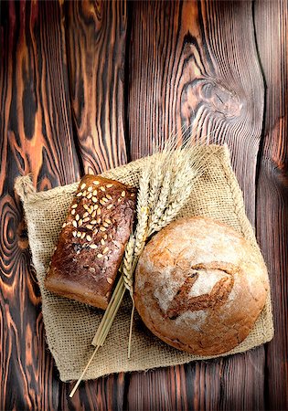 sesame bagel - Bakery products on a wooden brown background Foto de stock - Super Valor sin royalties y Suscripción, Código: 400-06529973