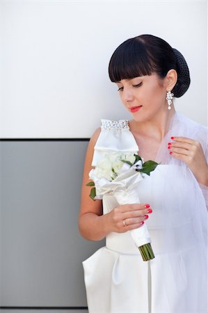 simsearch:400-06694116,k - bride with white roses near the wall Photographie de stock - Aubaine LD & Abonnement, Code: 400-06520378