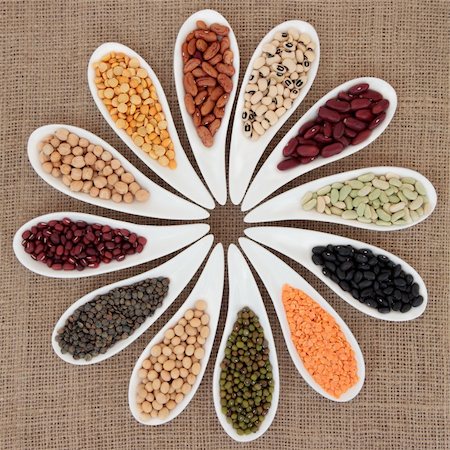 Pulses vegetable selection of peas, beans and lentils in white porcelain bowls over hessian background. Photographie de stock - Aubaine LD & Abonnement, Code: 400-06521308