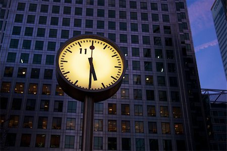 Half past five on the clock on Canada Square in Canary Wharf, London Stockbilder - Microstock & Abonnement, Bildnummer: 400-06522123