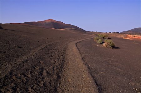Trekking path in volcanic park Timanfaya on island of Lanzarote, Canary Islands Photographie de stock - Aubaine LD & Abonnement, Code: 400-06522137