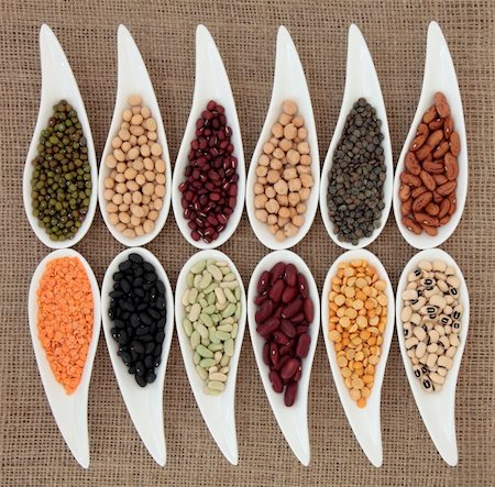 Pulses vegetable selection of peas, beans and lentils in white porcelain bowls over hessian background. Photographie de stock - Aubaine LD & Abonnement, Code: 400-06522212