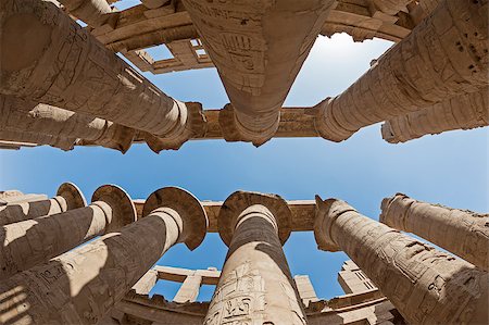 Large columns in hypostyle hall at the ancient temple of Karnak Luxor Stockbilder - Microstock & Abonnement, Bildnummer: 400-06530196