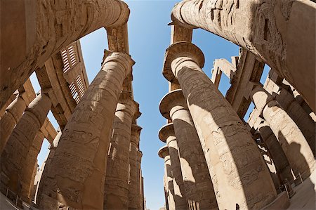 Large columns in hypostyle hall at the ancient temple of Karnak Luxor Stockbilder - Microstock & Abonnement, Bildnummer: 400-06530197