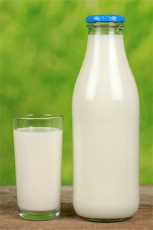 Organic milk in a bottle and in a glass Photographie de stock - Aubaine LD & Abonnement, Code: 400-06554627