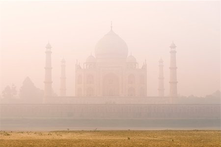 simsearch:400-05006924,k - Sunrise at the mystic foggy Taj Mahal, view from Yamuna River, India Photographie de stock - Aubaine LD & Abonnement, Code: 400-06555515
