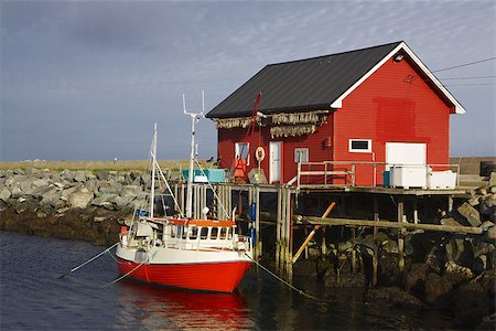 Norwegian fishing boat with fishing house on island of Vaeroy, Lofoten Photographie de stock - Aubaine LD & Abonnement, Code: 400-06555798