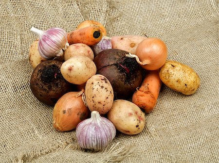 simsearch:400-06485810,k - Heap of Raw Vegetables with Potato, Beet, Onion, Garlic and Carrot closeup on Sacking background Fotografie stock - Microstock e Abbonamento, Codice: 400-06556408