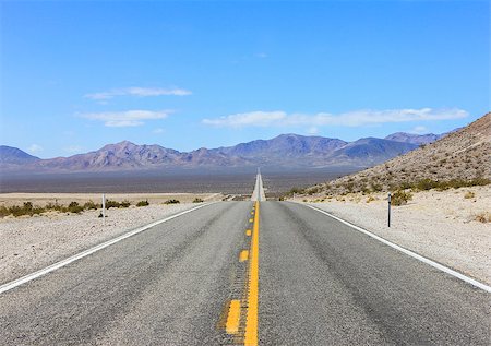 A long open straight road in Death Valley with desert and mountains in the distance Stockbilder - Microstock & Abonnement, Bildnummer: 400-06556548