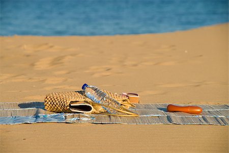 A handbag and summer related objects on a beach mat Foto de stock - Super Valor sin royalties y Suscripción, Código: 400-06556980