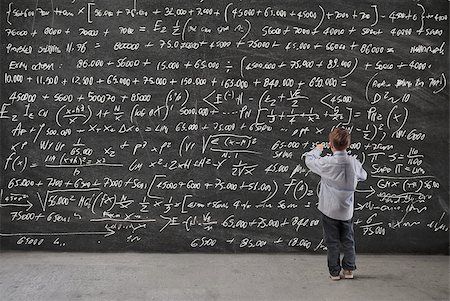 simsearch:625-01250891,k - Child writing on a large blackboard Fotografie stock - Microstock e Abbonamento, Codice: 400-06557510