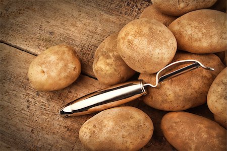 simsearch:400-06701002,k - Harvest potatoes on wooden background Stock Photo - Budget Royalty-Free & Subscription, Code: 400-06558242