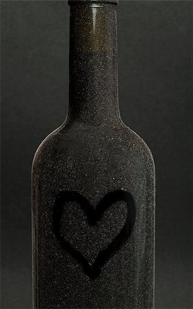 simsearch:400-04232915,k - Heart painted on a red wine bottle Stock Photo - Budget Royalty-Free & Subscription, Code: 400-06558723
