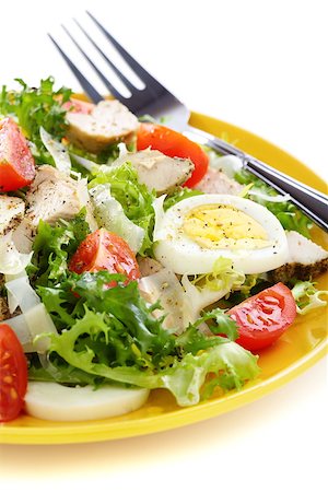 simsearch:400-06641159,k - Salad with tomatoes and chicken on a white background. Foto de stock - Super Valor sin royalties y Suscripción, Código: 400-06558970