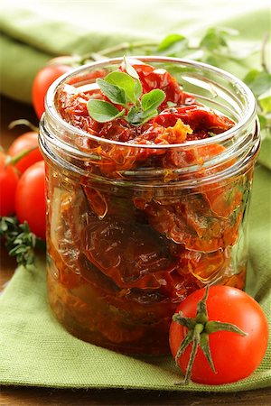 sonnengetrocknet - sun-dried tomatoes with herbs and olive oil Stockbilder - Microstock & Abonnement, Bildnummer: 400-06558991