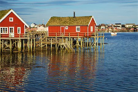 simsearch:400-06946229,k - Traditional red rorbu huts with green roofs in fishing town of Reine on Lofoten islands in Norway Foto de stock - Super Valor sin royalties y Suscripción, Código: 400-06559297