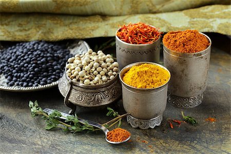 various spices (turmeric, paprika, saffron, coriander) in metal bowls Photographie de stock - Aubaine LD & Abonnement, Code: 400-06559341