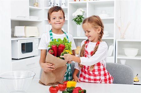 simsearch:400-06553851,k - Kids unpacking the groceries in the kitchen - making fresh vegetables salad Foto de stock - Super Valor sin royalties y Suscripción, Código: 400-06553850