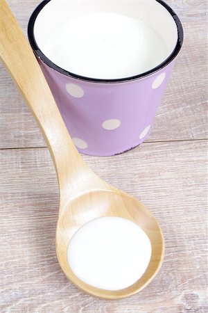 cream in wooden spoon and pink mug Stockbilder - Microstock & Abonnement, Bildnummer: 400-06564135