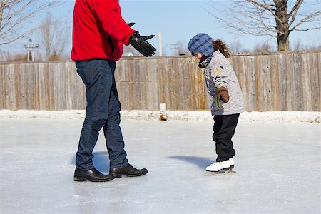 Father teaching daughter how to ice skate at an outdoor skating rink in winter. Photographie de stock - Aubaine LD & Abonnement, Code: 400-06564246