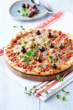 pizza Margaritanwith marinated olives and fresh oregano Stockbilder - Microstock & Abonnement, Bildnummer: 400-06564309