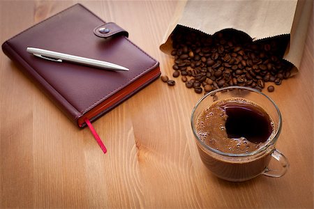 cup of coffee and coffee  beans on wooden table Photographie de stock - Aubaine LD & Abonnement, Code: 400-06564571