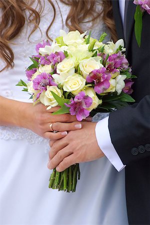 Hands of groom and bride holds wedding bouquet Foto de stock - Super Valor sin royalties y Suscripción, Código: 400-06565151