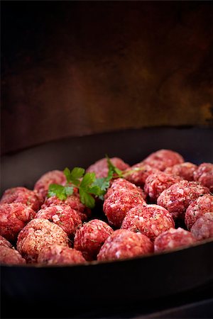 fat ball - Raw meat balls in the pan. Beef meat balls Foto de stock - Super Valor sin royalties y Suscripción, Código: 400-06566037