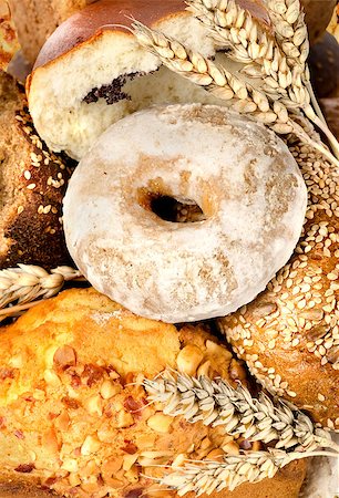 simsearch:400-06416084,k - An assortment of bakery fresh breads. Sourdough, bun, challah, bagel. Photographie de stock - Aubaine LD & Abonnement, Code: 400-06567381