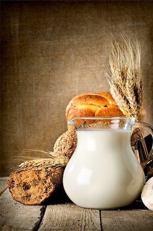 simsearch:400-06416084,k - Milk and bread on the background of the canvas Photographie de stock - Aubaine LD & Abonnement, Code: 400-06567437