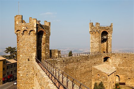 Yard in the Castle of Montalcino, Tuscany, Italy Foto de stock - Super Valor sin royalties y Suscripción, Código: 400-06568106