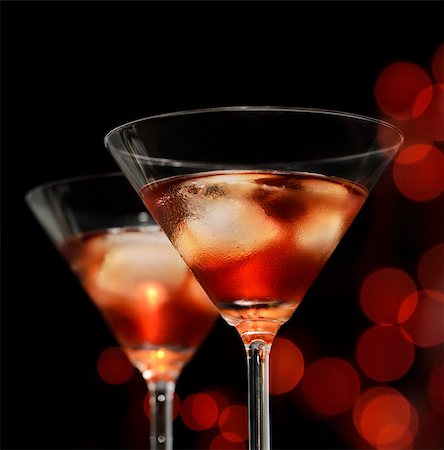 Red cocktail in martini glasses Photographie de stock - Aubaine LD & Abonnement, Code: 400-06568213