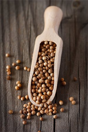 simsearch:400-04298290,k - Spicy coriander seeds in a wooden scoop. Fotografie stock - Microstock e Abbonamento, Codice: 400-06568904