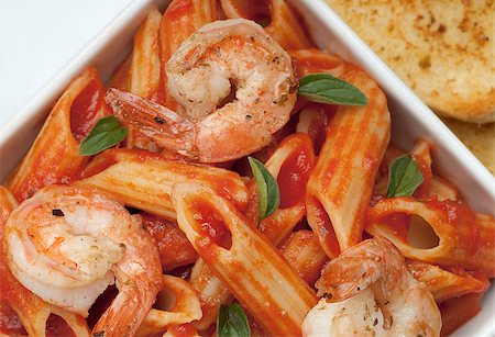 sauteeing - Fresh penne pasta with tomato sauce shrimp and oregano Photographie de stock - Aubaine LD & Abonnement, Code: 400-06560962