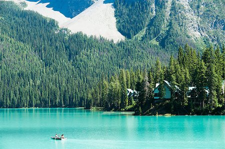Emerald Lake with Hotel in Yoho Nationalpark Stock Photo - Budget Royalty-Free & Subscription, Code: 400-06561577