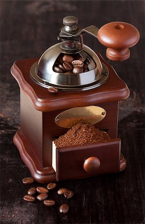 simsearch:400-07981187,k - Old-fashioned handle coffee grinder with coffee beans on a dark wooden background. Foto de stock - Royalty-Free Super Valor e Assinatura, Número: 400-06561683