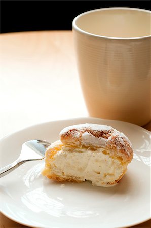 profiterol - Choux pastry cream puffs on white plate Foto de stock - Super Valor sin royalties y Suscripción, Código: 400-06561759