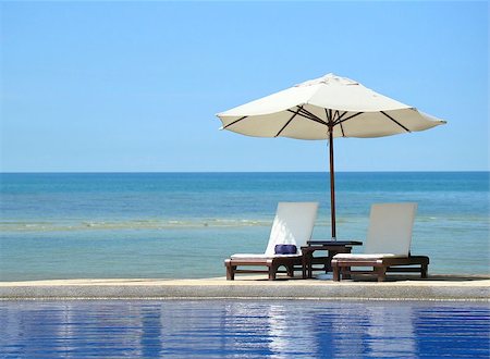 simsearch:400-04893796,k - Two chairs and white umbrella on the beach Foto de stock - Super Valor sin royalties y Suscripción, Código: 400-06561942