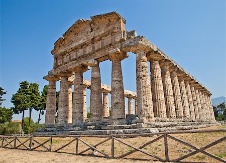 The main features of the site today are the standing remains of three major temples in Doric style, dating from the first half of the 6th century BC Foto de stock - Super Valor sin royalties y Suscripción, Código: 400-06562517