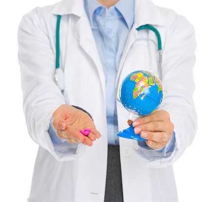 eco travel - Closeup on medical doctor woman holding pills and globe Foto de stock - Super Valor sin royalties y Suscripción, Código: 400-06562824