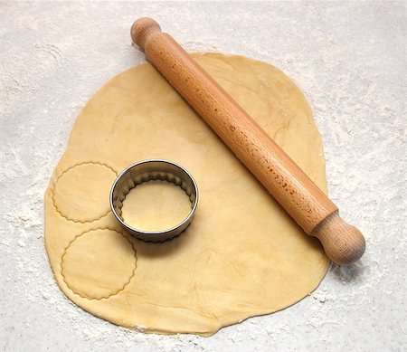 simsearch:400-06693299,k - Rolling pin and cutter on fresh pastry, cutting out circles on a floured surface Foto de stock - Royalty-Free Super Valor e Assinatura, Número: 400-06570420