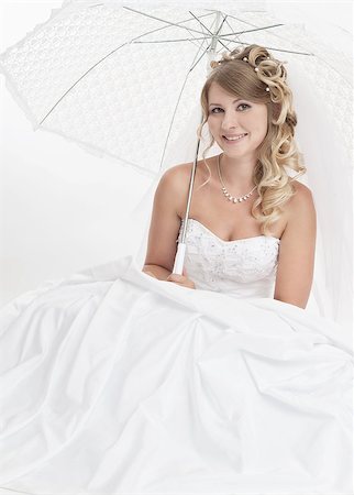 simsearch:400-08890472,k - beautiful woman wearing luxurious wedding dress. Bride Stockbilder - Microstock & Abonnement, Bildnummer: 400-06629981