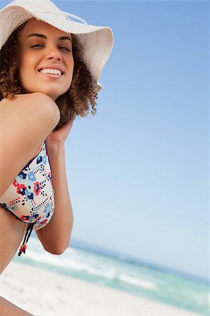 simsearch:6109-06195272,k - Smiling young woman proudly standing upright on the beach Foto de stock - Super Valor sin royalties y Suscripción, Código: 400-06636057
