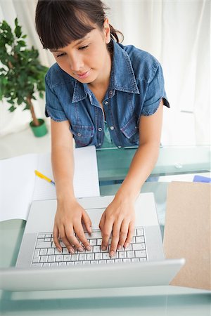 simsearch:640-05761336,k - High-angle view of a student doing her homework on her laptop Foto de stock - Super Valor sin royalties y Suscripción, Código: 400-06637244