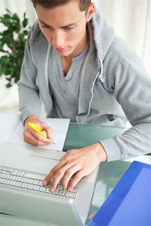 simsearch:640-05761336,k - Student doing his homework while helping with a netbook Foto de stock - Super Valor sin royalties y Suscripción, Código: 400-06637527