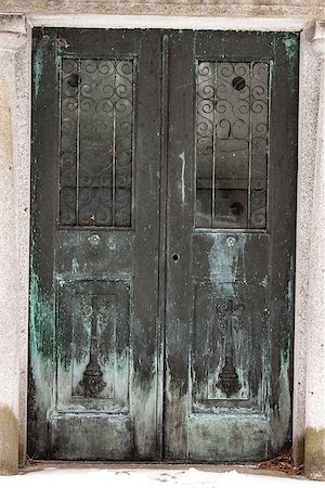 door to an above ground mausoleum Photographie de stock - Aubaine LD & Abonnement, Code: 400-06638468
