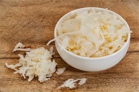 white bowl of sauerkraut on wooden cutting board Photographie de stock - Aubaine LD & Abonnement, Code: 400-06638970