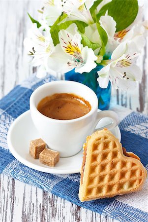 Sweet heart waffle and cup of coffee with brown sugar. Foto de stock - Super Valor sin royalties y Suscripción, Código: 400-06639328